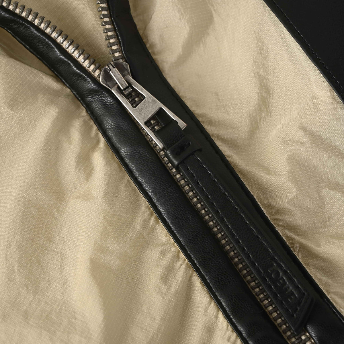 52_Loewe_罗意威 皮革口袋拼接连帽风衣外套